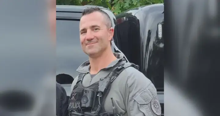 Toronto police honour fallen officer during procession Toronto police honour fallen officer during procession