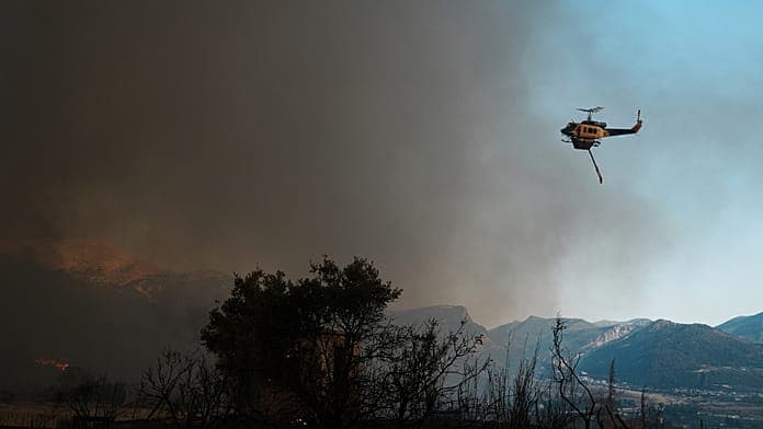 Wildfire prompts evacuation alerts and major response in Aspropyrgos Wildfire prompts evacuation alerts and major response in Aspropyrgos