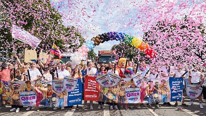 Hamburg Pride event attracts 250,000 amid heightened security measures Hamburg Pride event attracts 250,000 amid heightened security measures