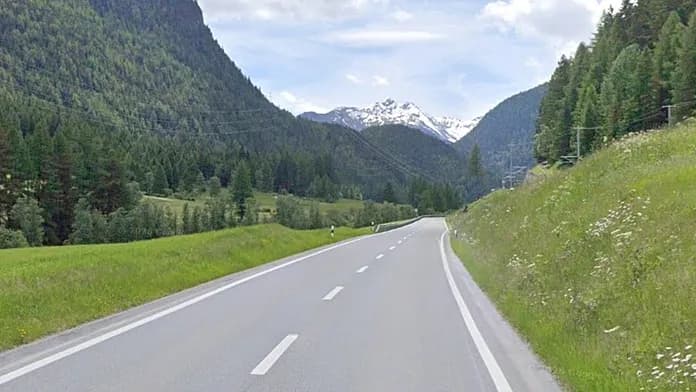Coach overturns in eastern Switzerland, leaving multiple fatalities and injuries Coach overturns in eastern Switzerland, leaving multiple fatalities and injuries