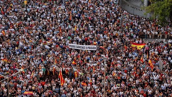 Protesters rally in Granada to support Maricarmen Abascal's eviction Protesters rally in Granada to support Maricarmen Abascal's eviction
