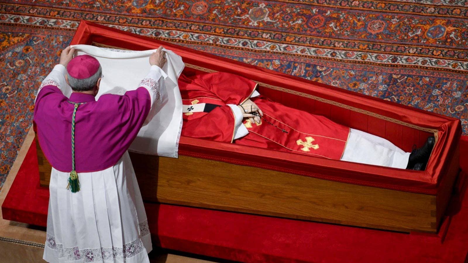 World leaders arrive for Pope's funeral as 250,000 mourners pay final respects