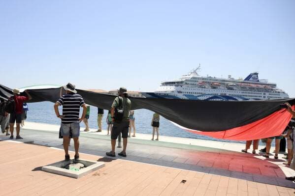 Protest against Israeli cruise ship sparks debate in Greece