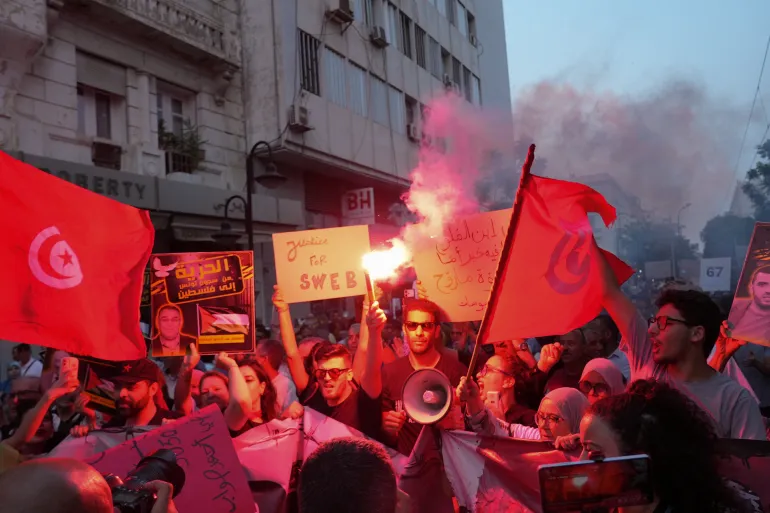 Tunisians call for the fall of authoritarian regime