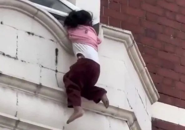 Muslim Immigrant hero who rescued girl from window ledge used cricket skills to catch her Muslim Immigrant hero who rescued girl from window ledge used cricket skills to catch her