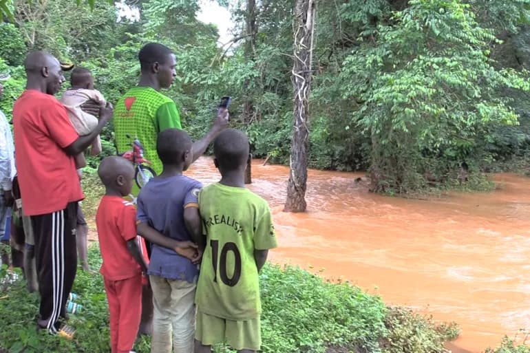 Who benefits from Guinea’s bauxite wealth amid local poverty?