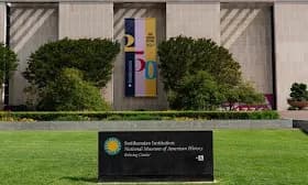 Trump Orders Warnings on ‘Inaccurate Information’ at Smithsonian Museum Trump Orders Warnings on ‘Inaccurate Information’ at Smithsonian Museum