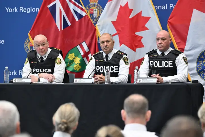 Toronto officer provided burner phones from lost property to accused colleague