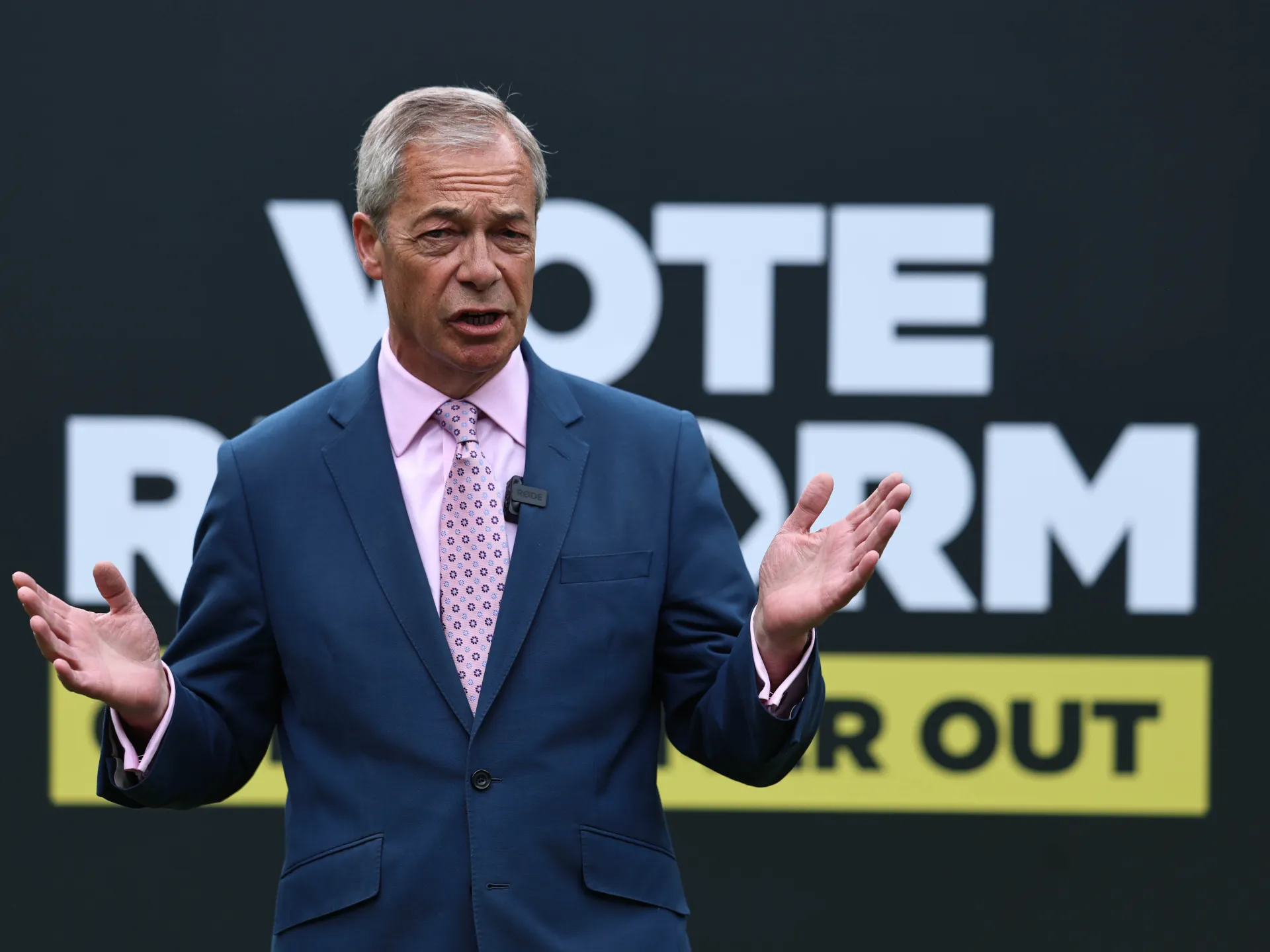 Nigel Farage failed to disclose funds from convicted fraudster, report says Nigel Farage failed to disclose funds from convicted fraudster, report says