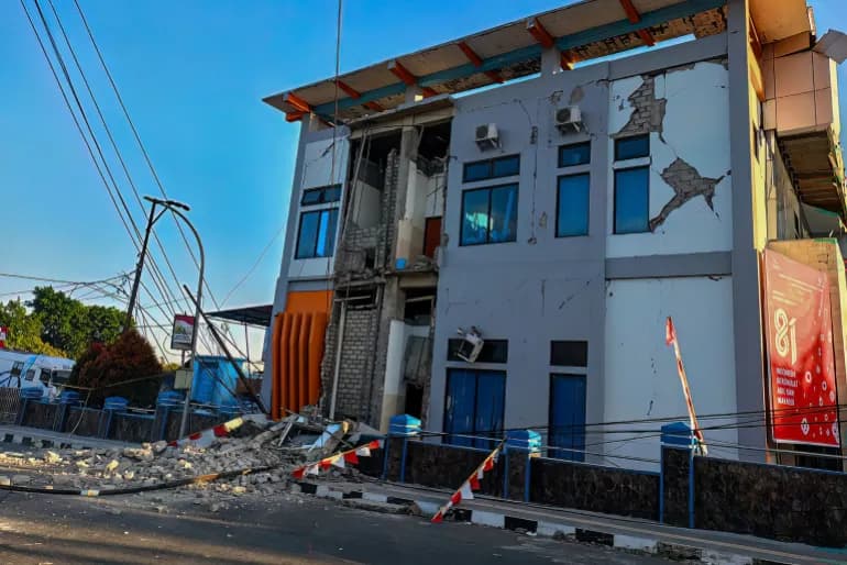 At least two dead as magnitude 7.7 earthquake strikes off Indonesia’s Flores Island At least two dead as magnitude 7.7 earthquake strikes off Indonesia’s Flores Island