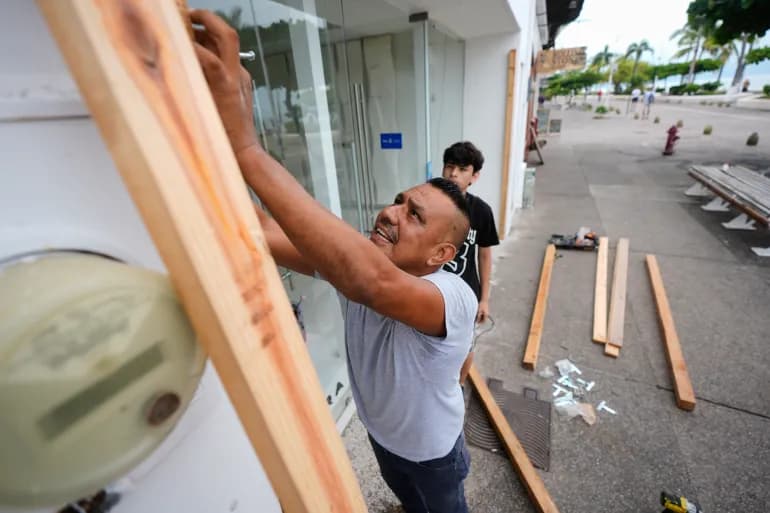 Mexican president calls for residents to shelter as Hurricane Simon nears Mexican president calls for residents to shelter as Hurricane Simon nears
